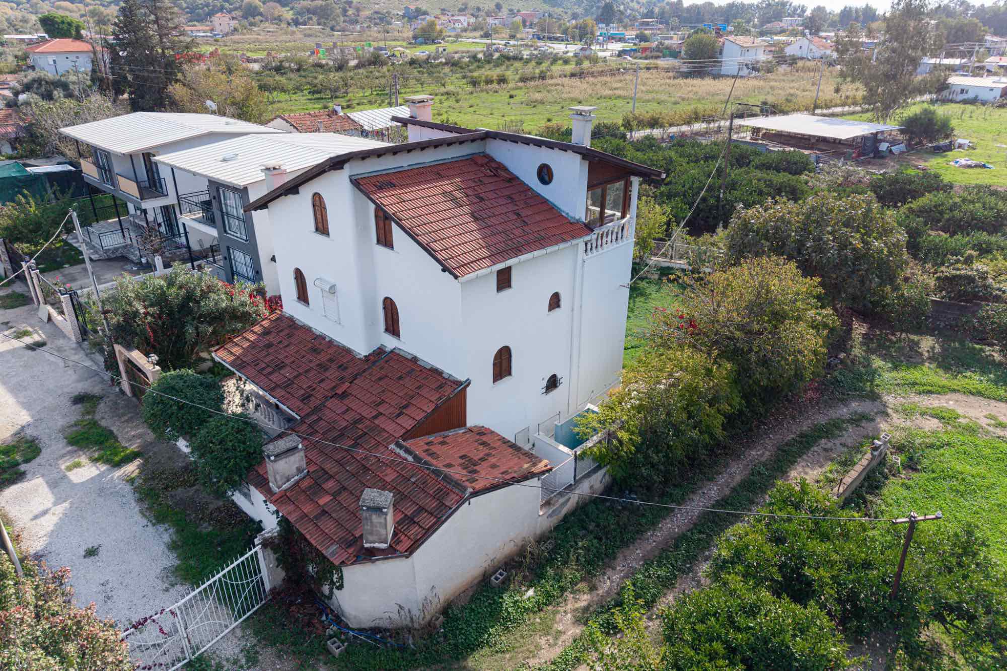 GÜMÜLDÜR AHMETBEYLİDE 3 KATLI 5+1 MÜSTAKİL VİLLA PLAJA 400 MT