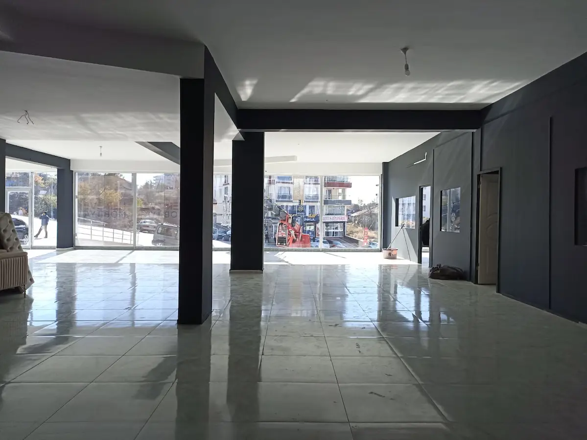 FERİDUN ÇELİK TE 500 M² KİRACILI DÜKKAN