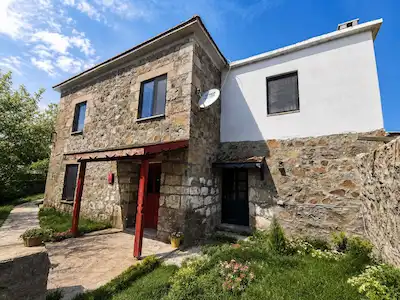 ÇANAKKALE AYVACIK KORUBAŞI KÖYÜ’NDE SATILIK BAHÇELI TAŞ EV