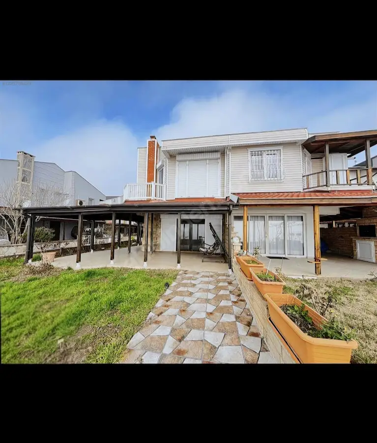 REMAX LAND DEN ÜNAL 1 SITESINDE DENIZE SIFIR 4+1 SATILIK VILLA