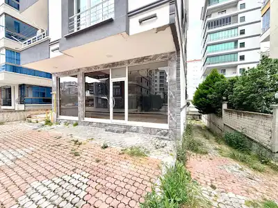 ATAKENT'TE MERKEZİ KONUMDA 160 M2 KİRALIK DEPOLU DÜKKAN