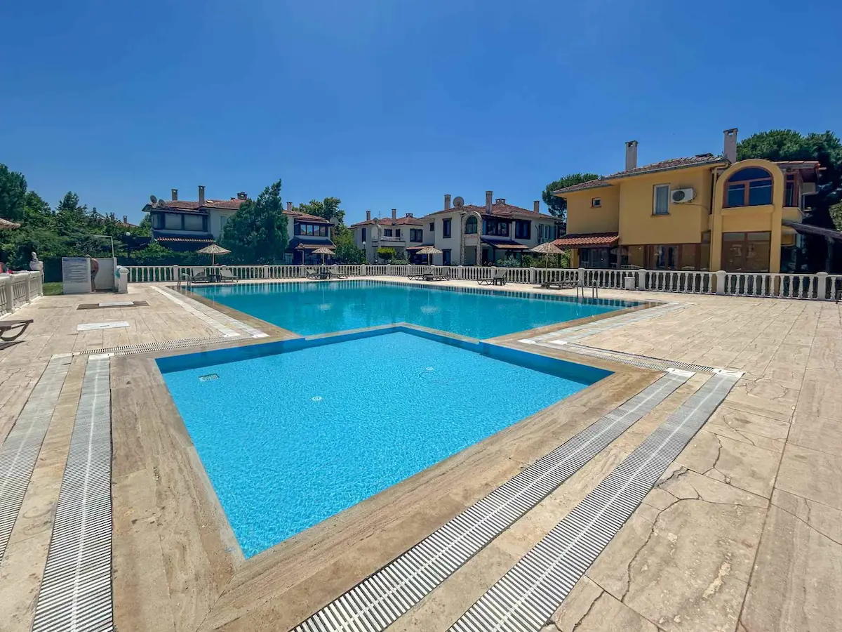 AYVALIK KÜÇÜKKÖY'DE HAVUZLU SITEDE SATILIK 3+1 DUBLEKS VILLA 