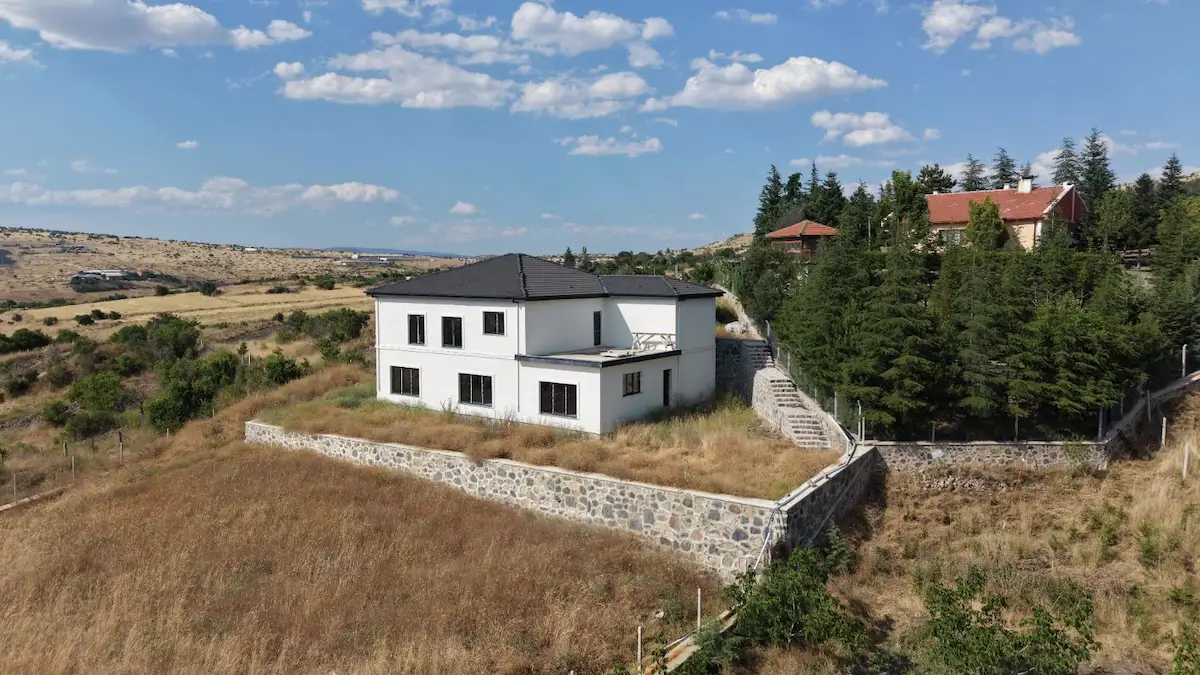 AYAŞ GÖKÇEBAĞDA SATILIK 8064 M2 ARAZİ VE İÇERSİNDE 3 KATLI KONAK