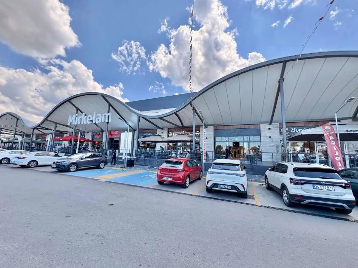 SAMANDIRA TEM OTOBANINDA MİRKELAM KUZEY TESİSLERİ'NDE 128M2+27 M2 TOPLAM 155 M2 KİRALIK DÜKKAN 2