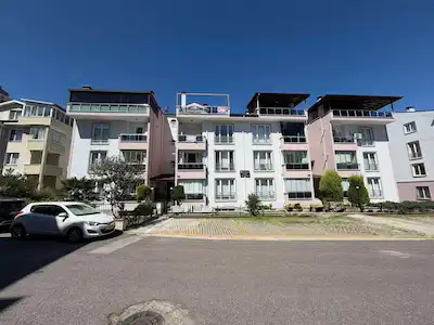 GÖLCÜK YÜZBAŞILAR FLORA SITESINDE GENIŞ FERAH KIRALIK 3+1 DAIRE