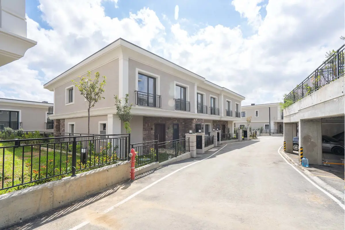 REMAX GELİŞİMDEN ALYA BAHÇE SİTESİNDE 4+1 KİRALIK VİLLA