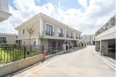 REMAX GELİŞİMDEN ALYA BAHÇE SİTESİNDE 4+1 KİRALIK VİLLA