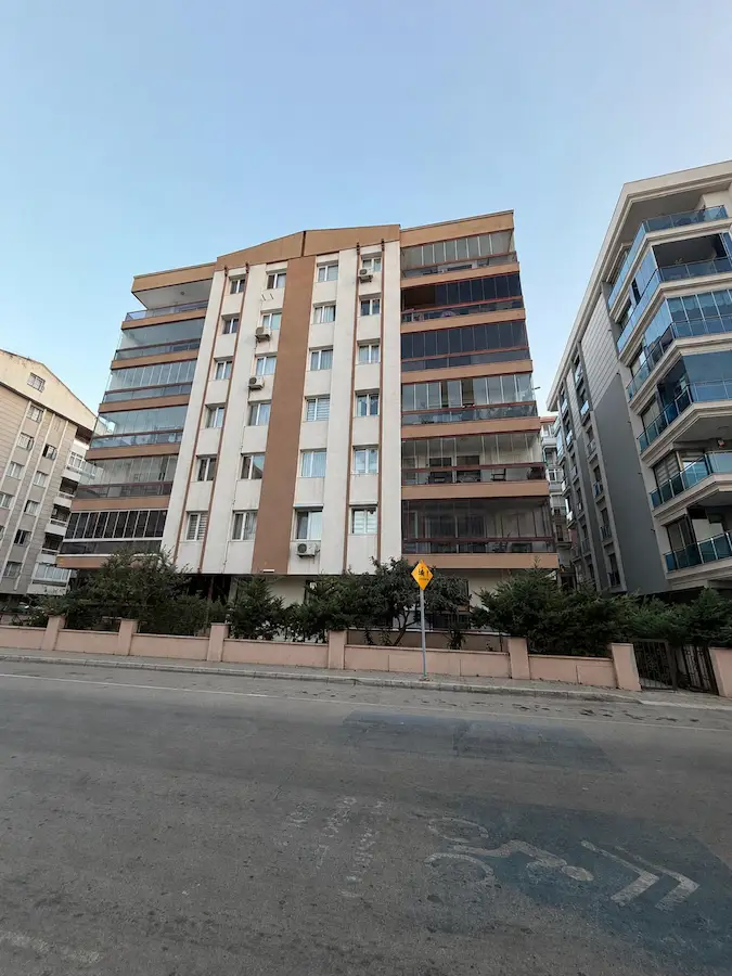 NARLIDERE NARLI MAH. ÇELEBİ SOKAK’TA 185 M² BRÜT, GENİŞ PLANLI 4+1 DAİRE