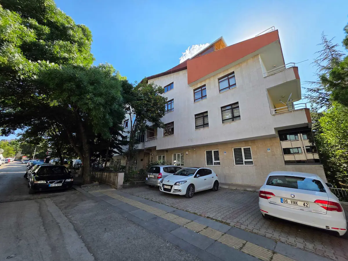 ÖVEÇLER 1326. SOKAKTA ÖN CEPHE 1. KAT 4+1 DAİRE
