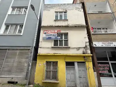 MÜKEMMEL KONUMDA SATILIK 4 KATLI BİNA