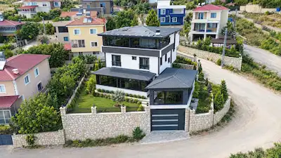 REMAX RİNA'DAN SARNIÇTA KIŞ BAHÇELİ 5+2 TRİPLEKS VİLLA