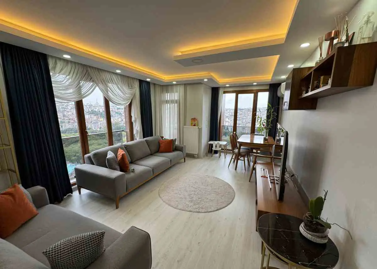 EYÜPSULTAN YILDIRIM BEYAZIT CADDESI'NDE SİTE İÇERSİNDE KIRALIK 2+1  