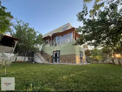 REMAX ÖZGÜR'DEN BEŞTEPEDE ZIRVE KONUMDA VILLA