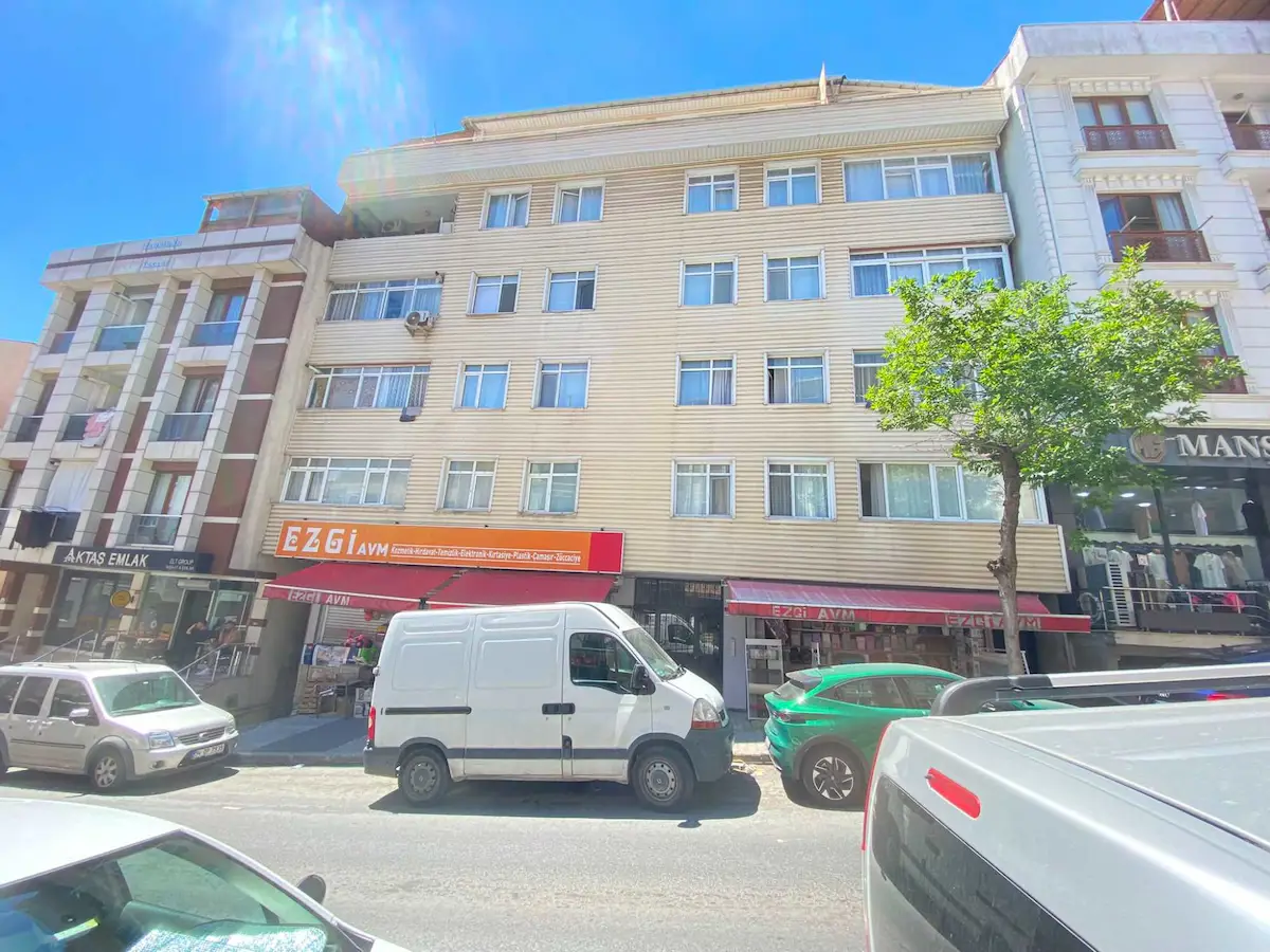 ZÜMRÜTEVLER TÜLİN CADDESİ ÜZERİNDE, MERKEZİ KONUMDA FERAH 2+1