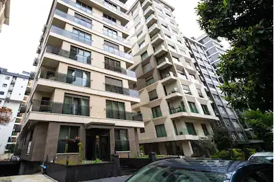 CADDEBOSTAN GÜLİSTAN SOKAK’TA YENİ BİNADA BALKONLU 130 M² NET 3+1 SATILIK DAİRE