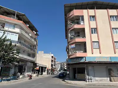 SÖKE’DE ANA ARTER ÜZERİNDE – KÖŞE KONUMLU, YÜKSEK TABELA DEĞERLİ SATILIK DÜKKAN/ MAĞAZA