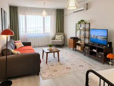 BORNOVA ERGENE’DE EŞYALI, KAPALI MUTFAKLI, BALKONLU KİRALIK 1+1 DAİRE