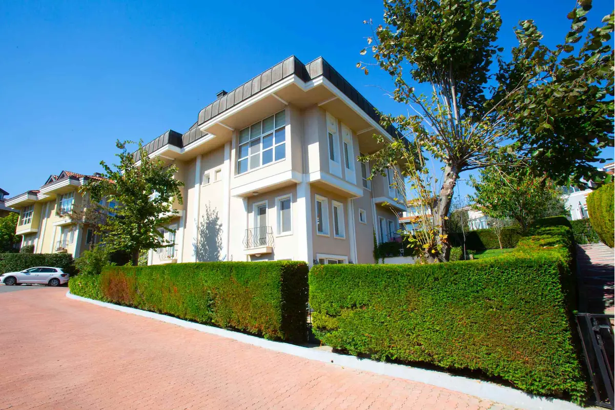 SARIYER, ZEKERİYAKÖY GARDENYA VİLLALARINDA, DOĞAYLA İÇ İÇE, AYRICALIKLI BİR YAŞAM