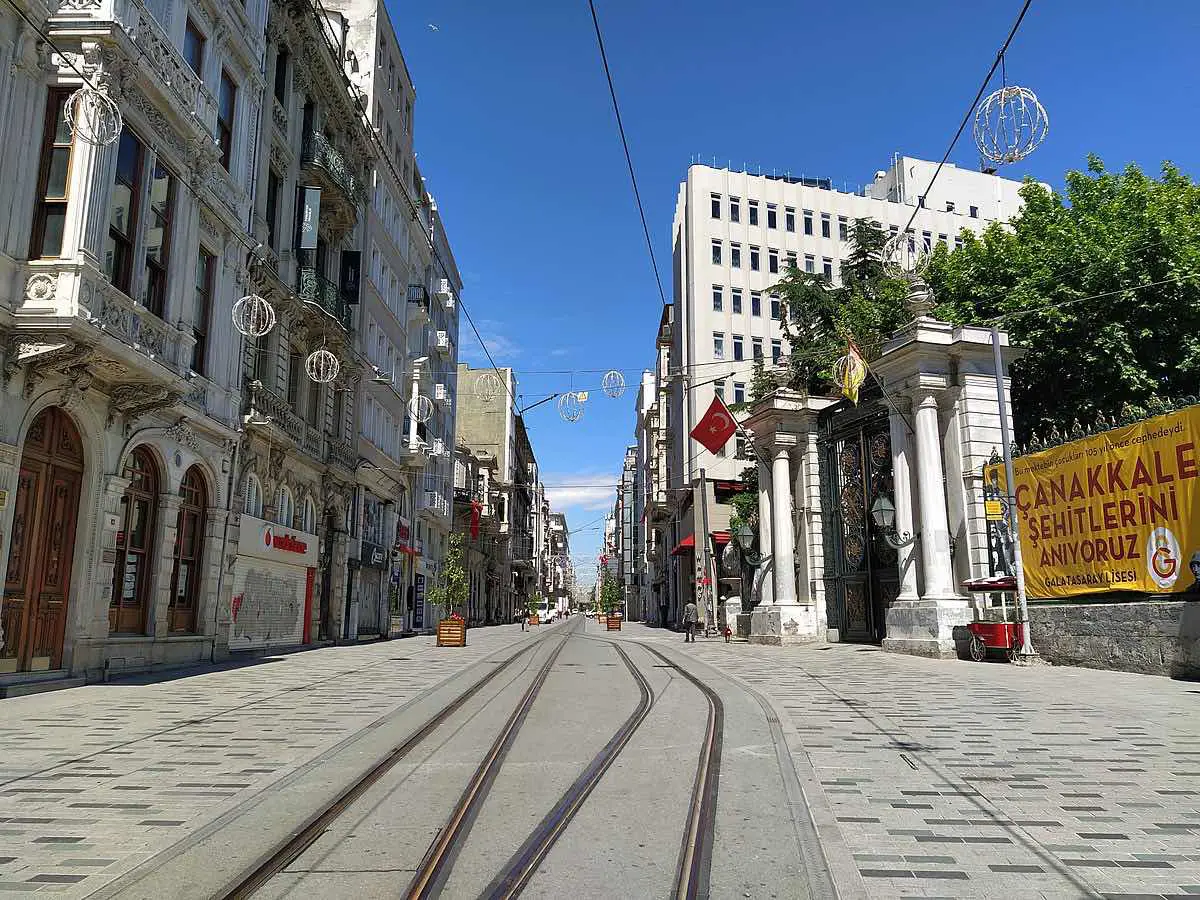 BEYOĞLU TAKSİM GALATASARAY LİSESİ CİVARINDA SATILIK KOMPLE BİNA