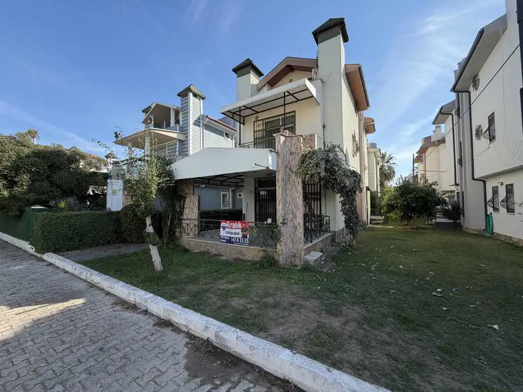KUŞADASI AVM YANI ADA YAKASI SİTESİNDE EŞYALI KİRALIK VİLLA