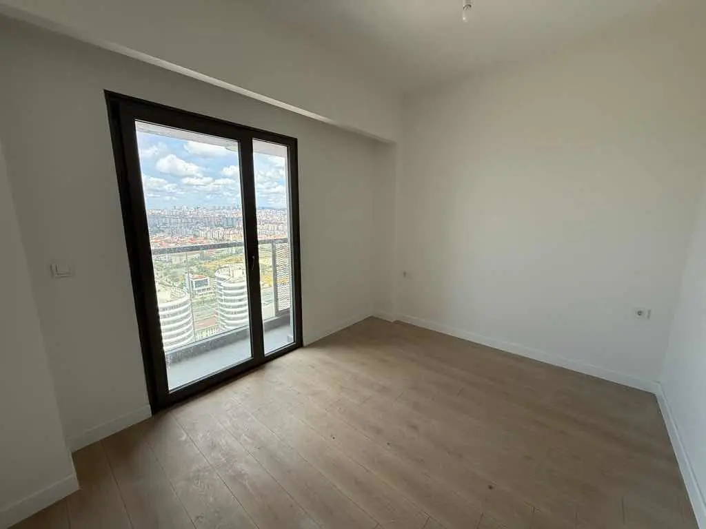 MERDİVENKÖYDE CADDEYE YAKIN DAİRE