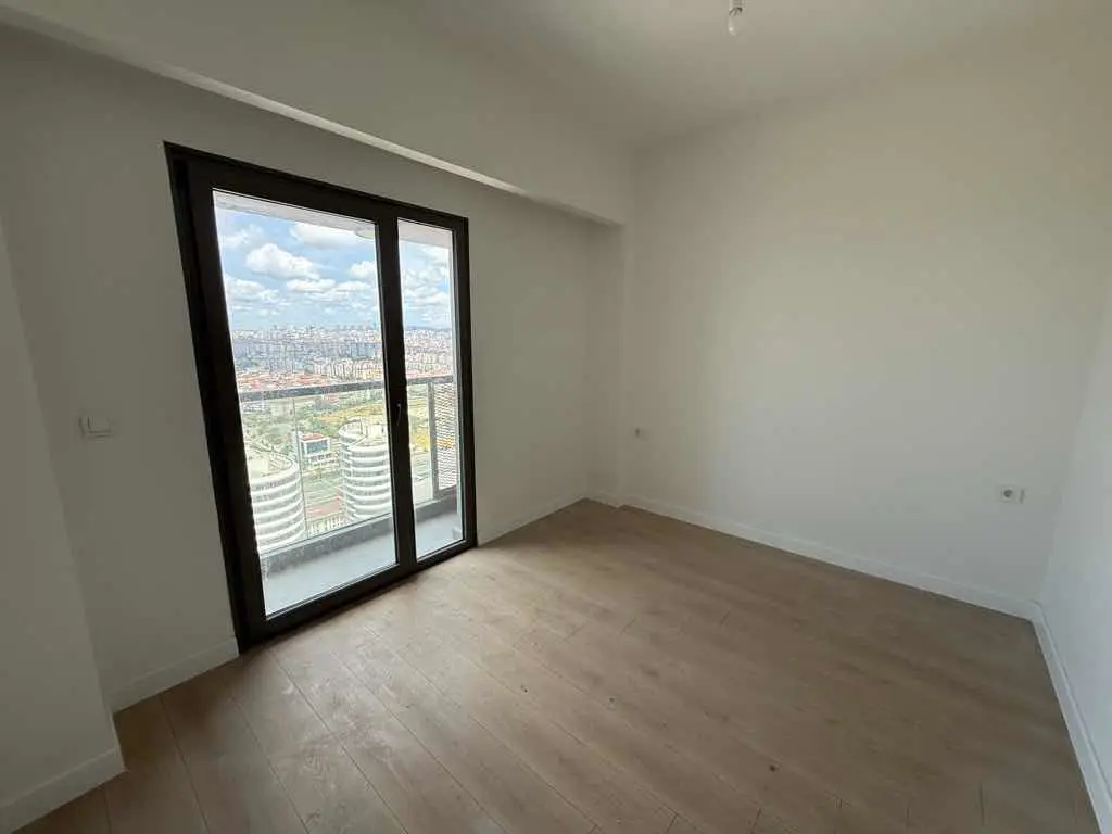 MERDİVENKÖYDE CADDEYE YAKIN DAİRE