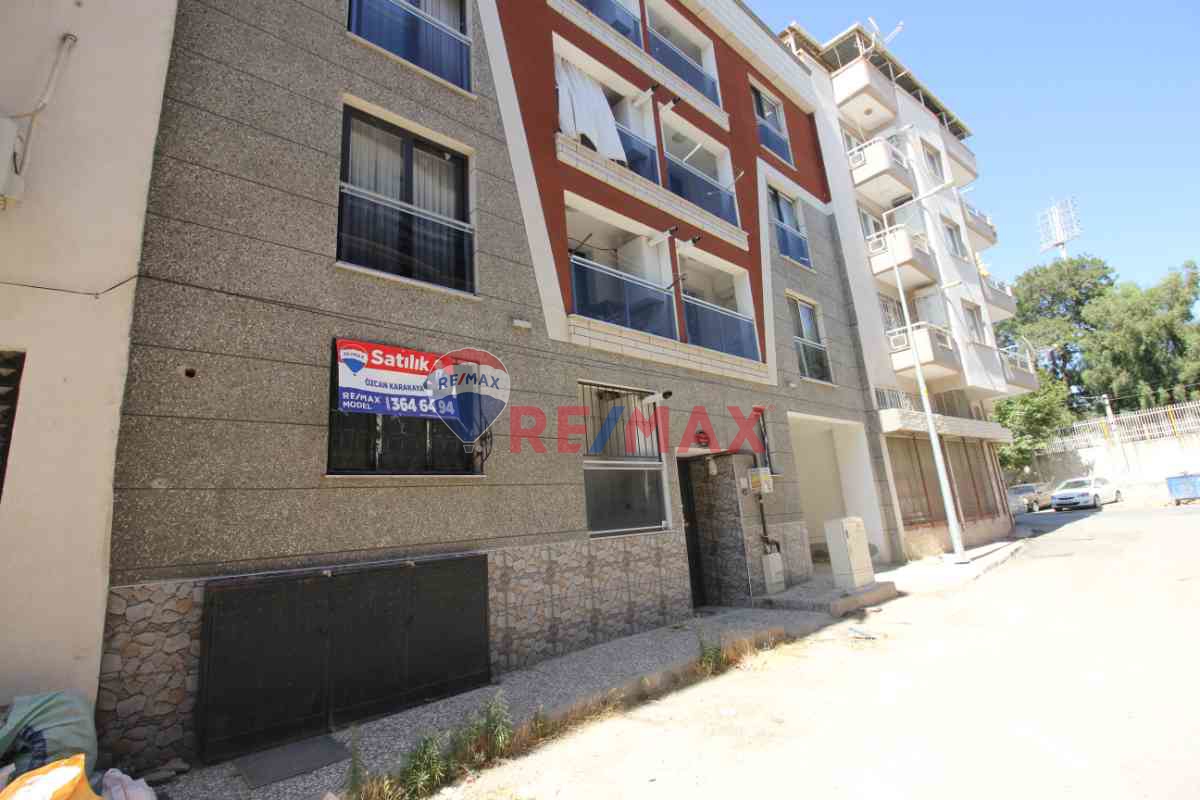 BUCA AKINCILAR KOŞU İZBAN YAKINI YENI 2+1 GENIŞ BAHÇELI SATILIK DAIRE