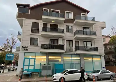 GÖLCÜK DONANMA CD. ÜZERINDE MERKEZI KONUMDA 2+1 SATILIK DAIRE