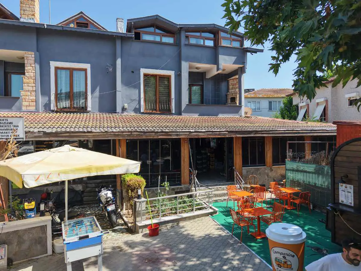 DENİZE SIFIR 160 M² GÜMÜŞYAKA’DA KİRALIK İŞYERİ