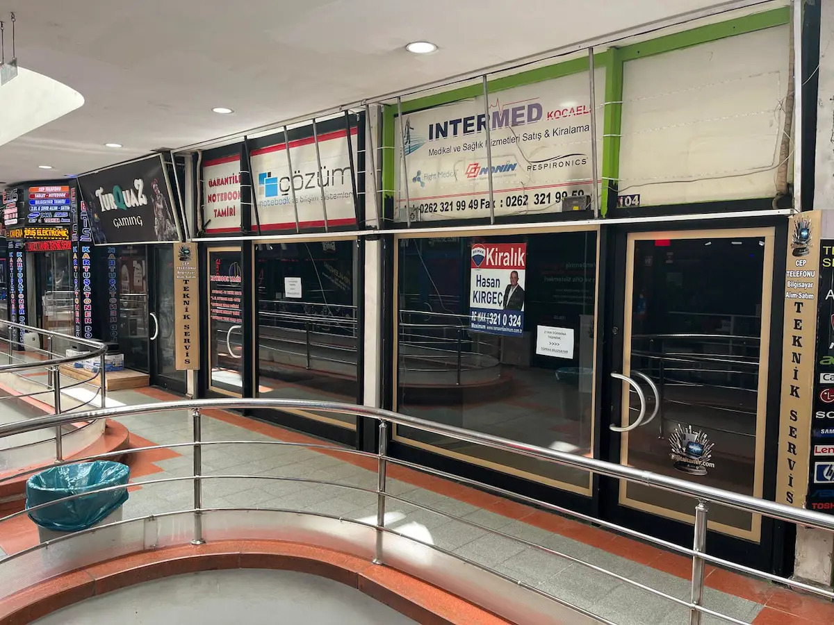 İZMİT BELSA PLAZA'DA 65 M2 KİRALIK DÜKKAN