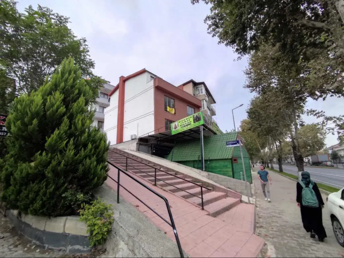 GÖLCÜK ŞEHİTLER MAH. ANAYOLA CEPHE 1+1 SATILIK DAİRE