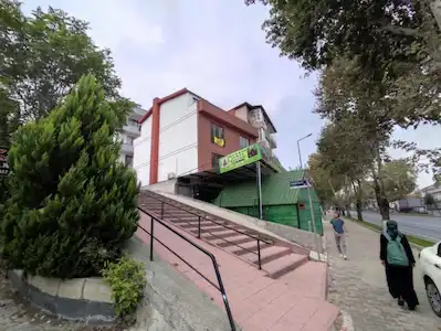 GÖLCÜK ŞEHİTLER MAH. ANAYOLA CEPHE 1+1 SATILIK DAİRE