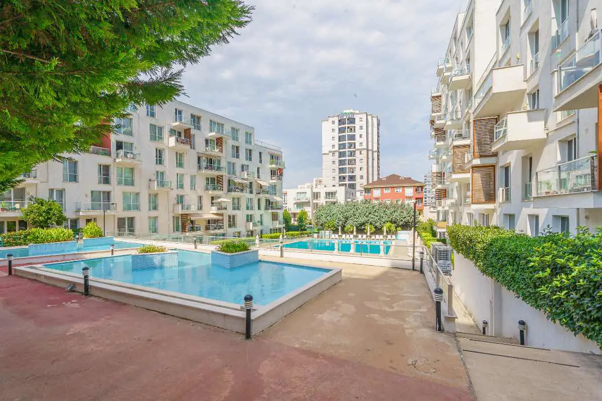 TUZLA ADRES NATURA SİTESİNDE SATILIK 1+1 ARA KAT - BALKONLU VE ŞEREFİYELİ