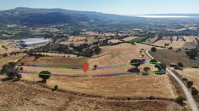 ÇANAKKALE KEMEL KÖYÜ’NDE YOLA CEPHELİ 10.337 M² TARLA