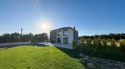 RE/MAX İNCİ'DEN SAVAŞTEPE KARAÇAM'DA SATILIK  6+1 ÖZEL TASARIM BAHÇELI VİLLA 