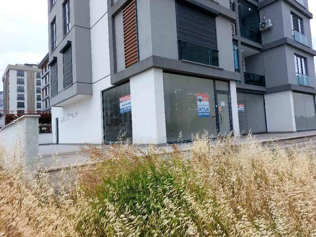 BEYLİKDÜZÜ MARMARA MAHALLESİNDE 100 M2 DÜZ GİRİŞ DÜKKAN KİRALIK.