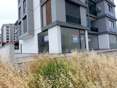 BEYLİKDÜZÜ MARMARA MAHALLESİNDE 100 M2 DÜZ GİRİŞ DÜKKAN KİRALIK.