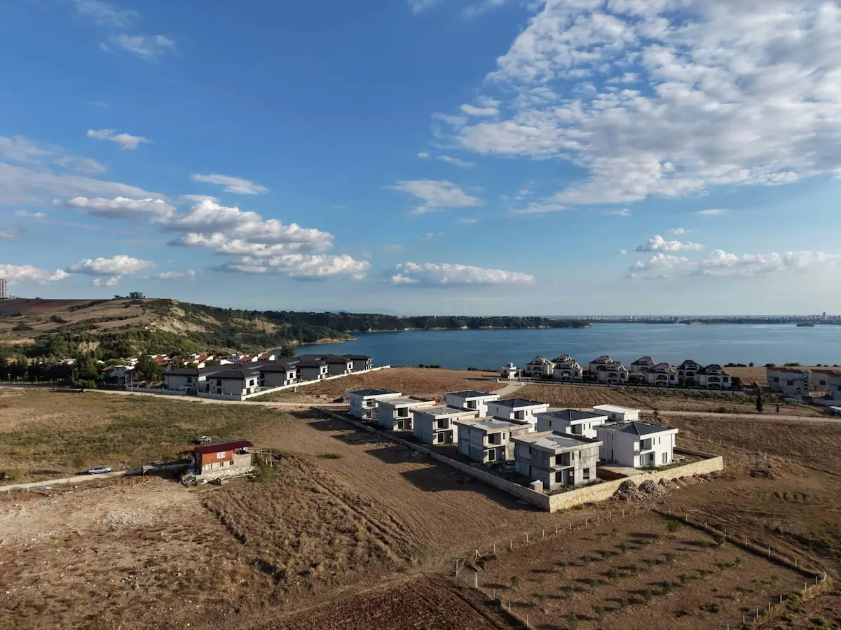 REMAX RİNA'DAN SARIÇAM MENEKŞE KÖYÜNDE VİLLA PROJELİ ARSA