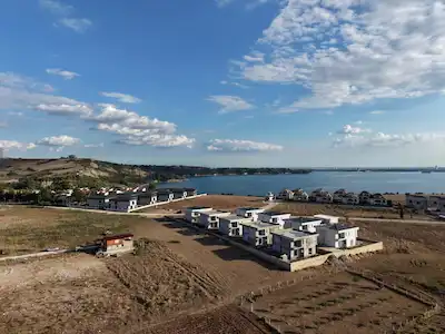 REMAX RİNA'DAN SARIÇAM MENEKŞE KÖYÜNDE VİLLA PROJELİ ARSA