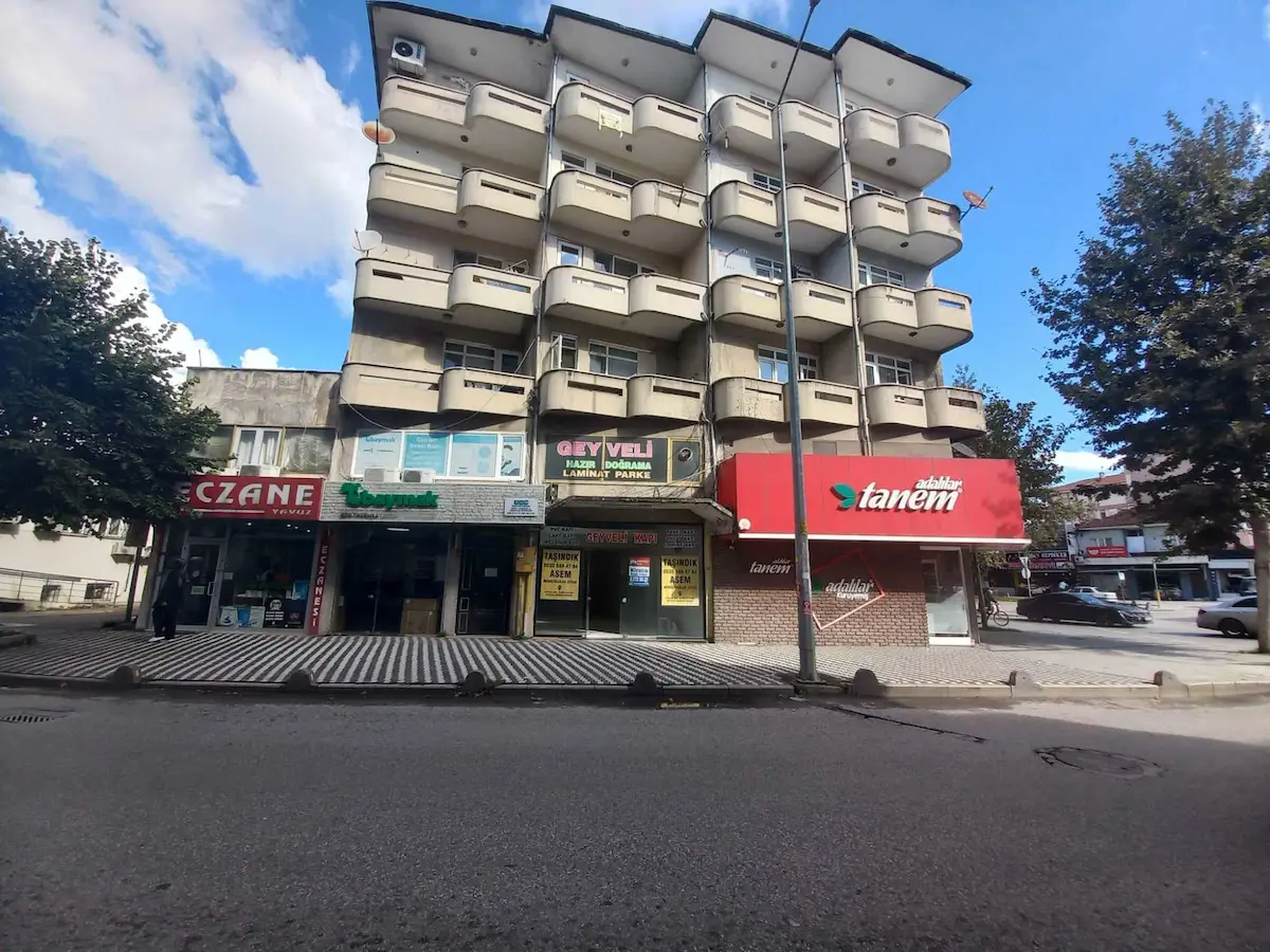 RE/MAX MAVI | KARAAĞAÇ BULVARINDA ADALILAR YANI 2. DÜKKAN 65 M²