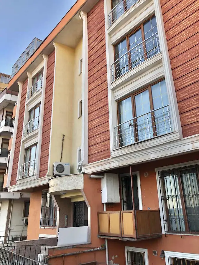 MALTEPE FINDIKLI'DA BAŞIBÜYÜK CADDESİNDE, GENİŞ DENİZ MANZARALI 2+1