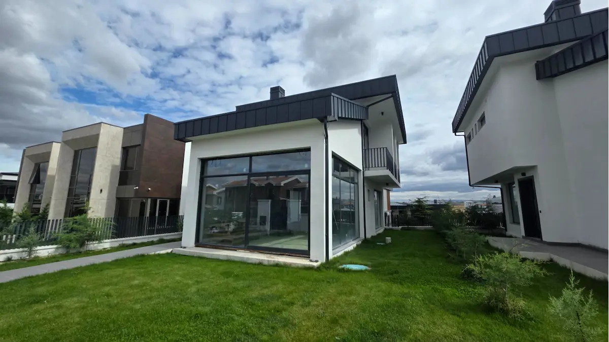 YENİ BAĞLICA’DA NATAMAM LOFT MODERN SATILIK LÜKS VİLLA