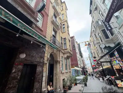 BEYOĞLU İSTİKLAL'E 1 DK | TARİHİ BİNADA 4+1 SATILIK DAİRE