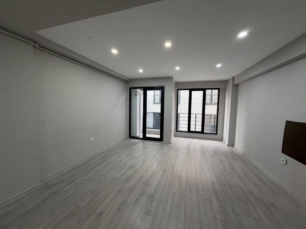 KAĞITHANE MERKEZ’DE METRONUN KARŞISINDA KİRALIK OFİS / DAİRE