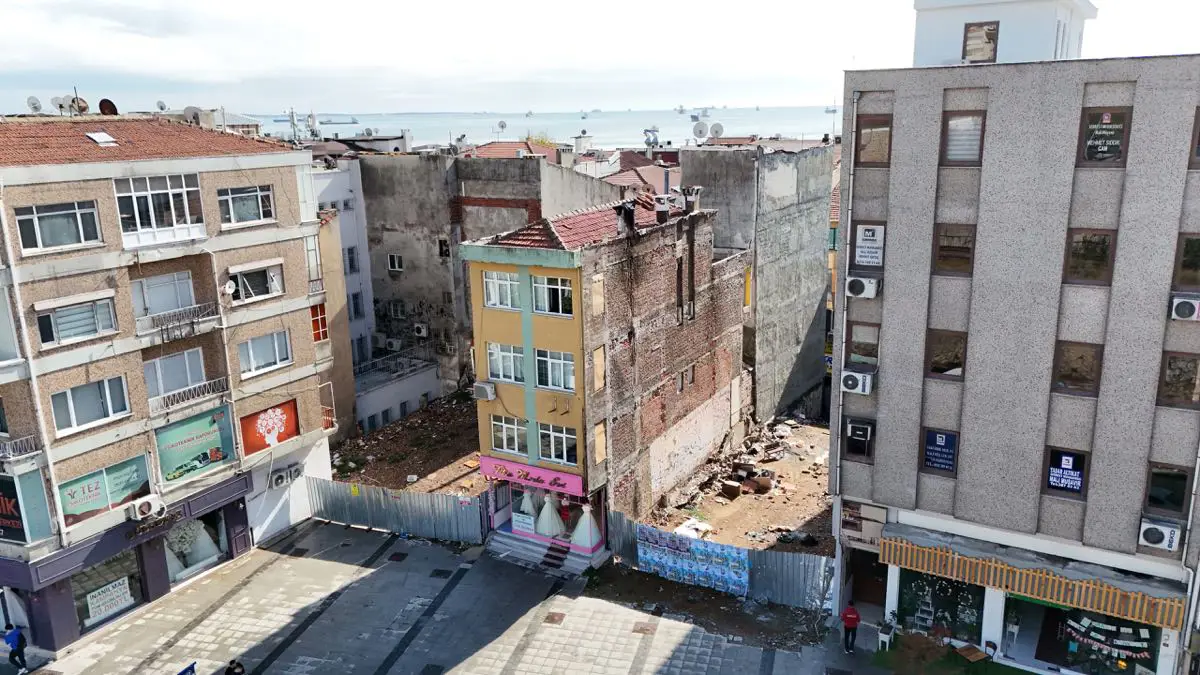 KARTAL KORDONBOYUN DA SATILIK KOMPLE BİNA