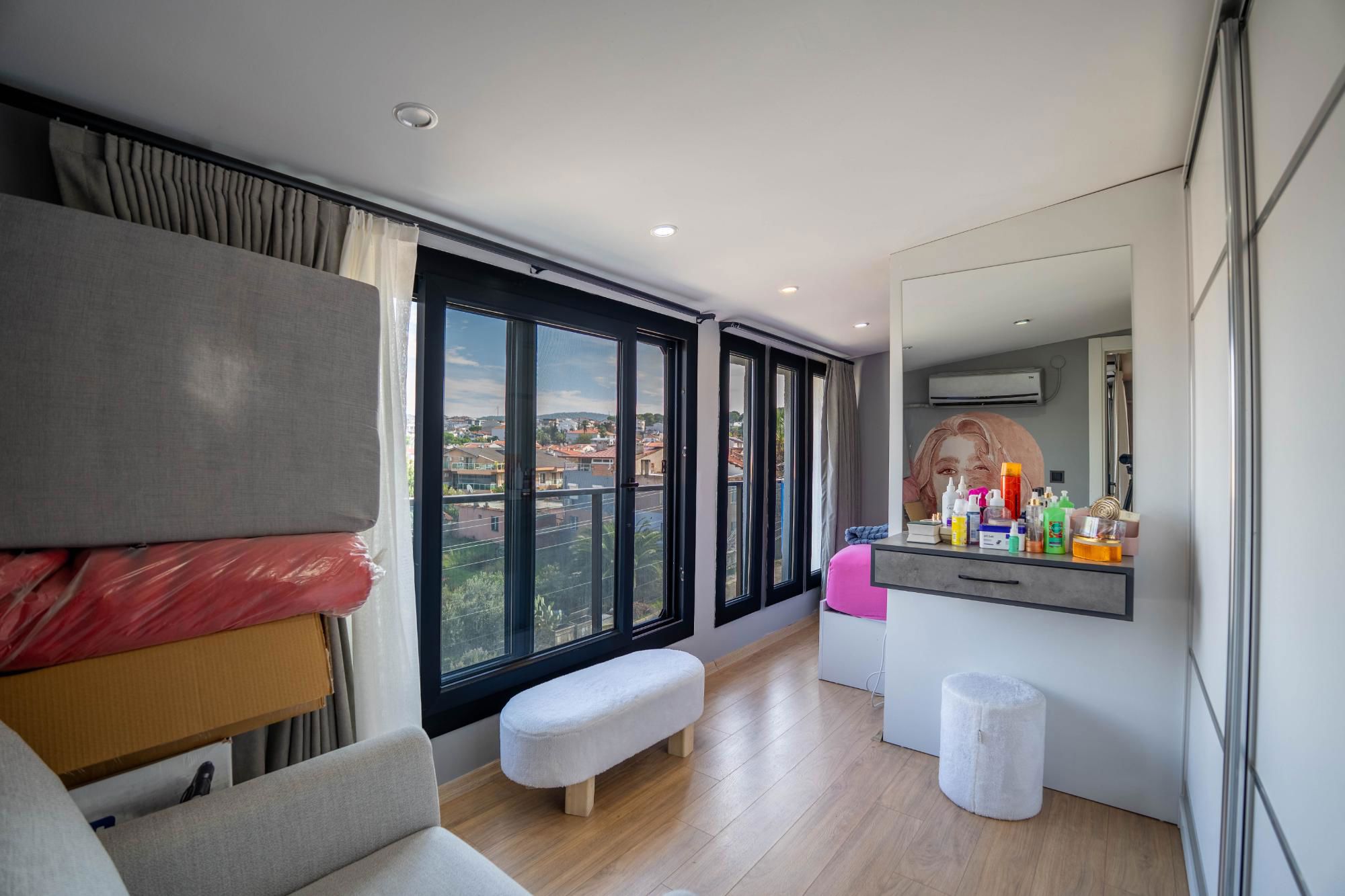 URLA YAKA MAH.'DE-ÖZEL İÇ MİMARİLİ - 3+1 DAİRE