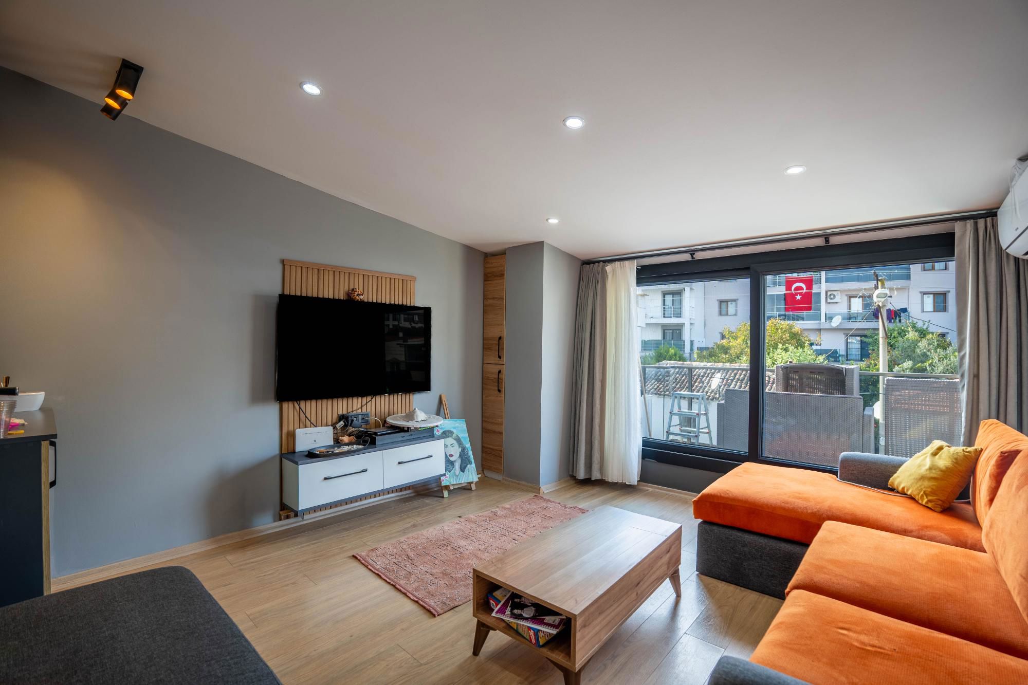 URLA YAKA MAH.'DE-ÖZEL İÇ MİMARİLİ - 3+1 DAİRE