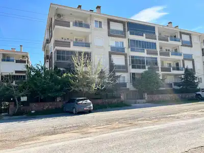 AYVALIK BADAVUT YOLUNDA DENİZE YAKIN ASANSÖRLÜ SATILIK 2+1 DAİRE