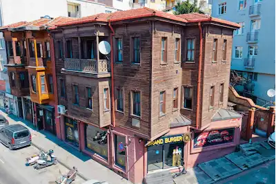 KADIKÖY'ÜN MERKEZİNDE SATILIK 2.DERECE TARİHİ ESER KÖŞK