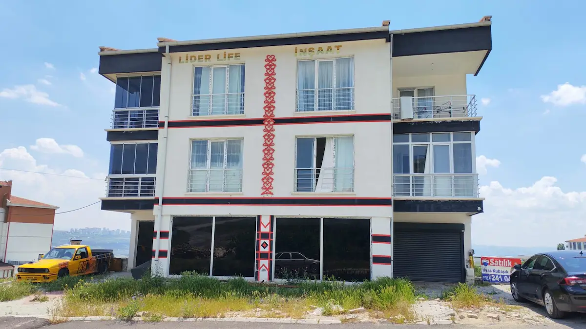 AKACIK CADDEDE 200 M² KURUMSALA UYGUN TEK DÜKKAN